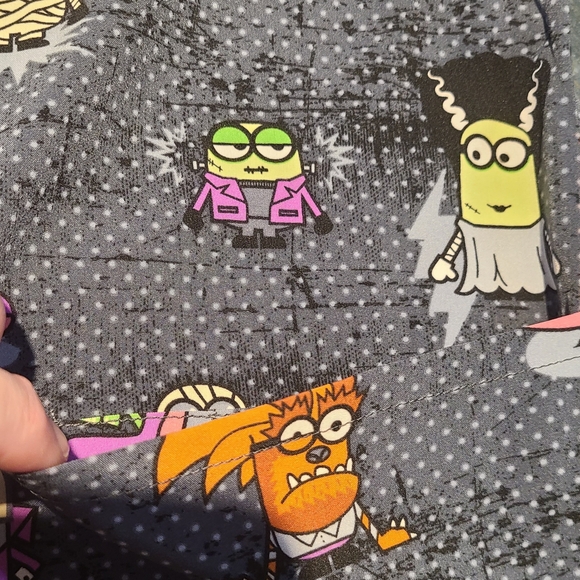 Minions Unisex Size Large Character Scrub Top NWT, Double Front Pocket - Picture 7 of 15